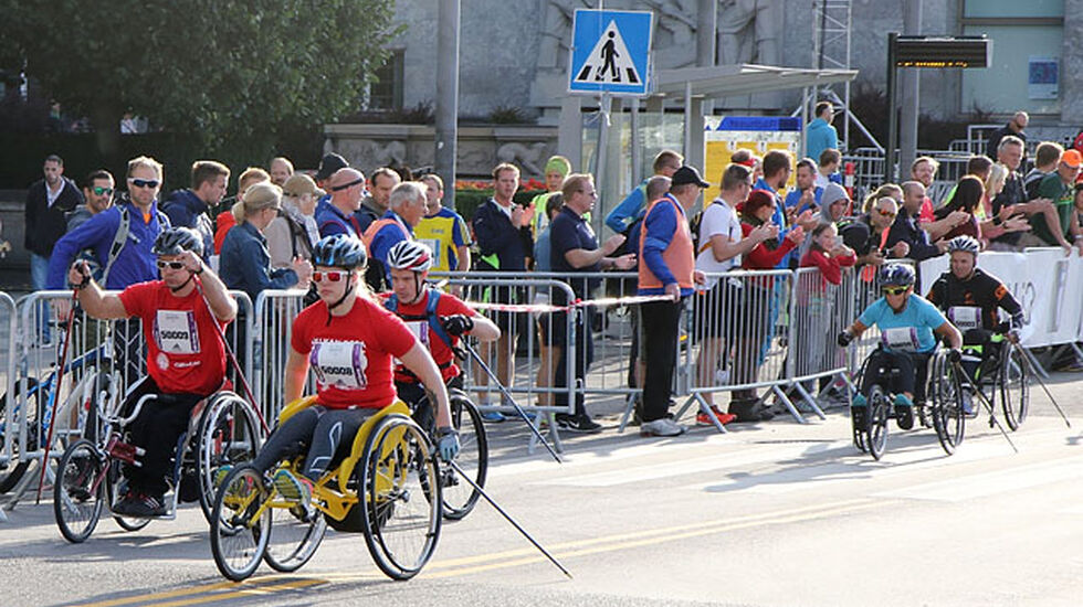 De raskeste rett etter start i rullestolklassen, vi ser vinnerne Audun Bakke med 50009 og Lena Schrøder med 50008 (foto: Runar Gilberg).