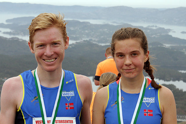 Varegg duoen Halfdan-Emil Færø og Christina Ellefsen Hopland smilende vinnere på toppen av Lyderhorn