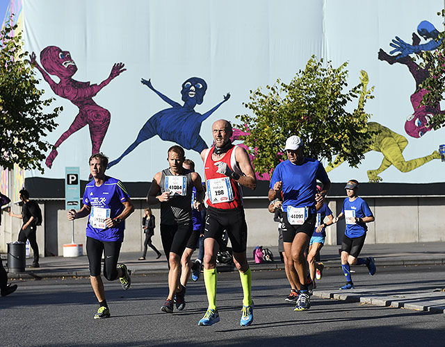Maratonfigurene jubler (foto: Bjørn Johannessen).