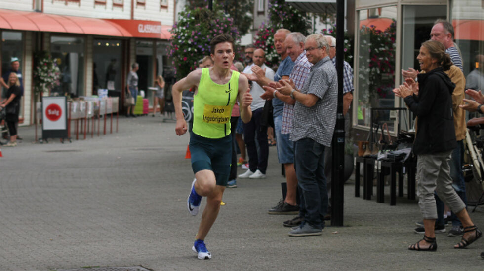 Jakob Ingebrigtsen er her ute på den andre runden i Egersund og nærmer seg mål til suveren seier. Foto: Kjetil Torgersen.