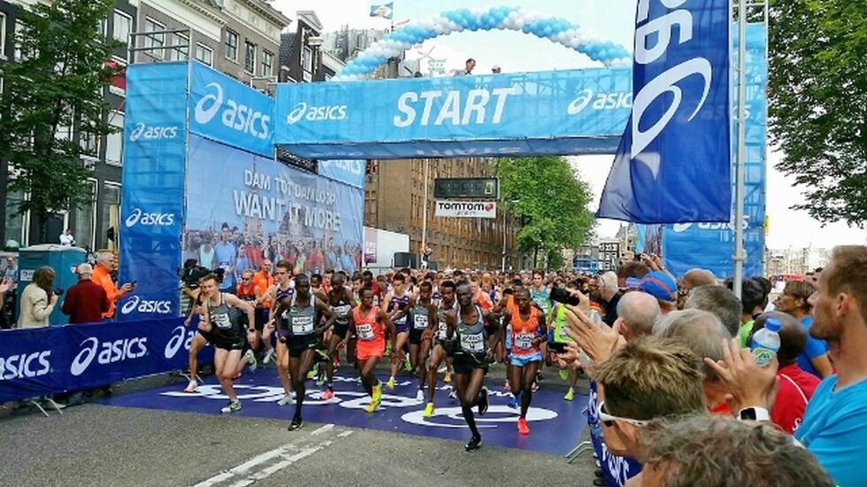 Sondre Norstad Moen med nr 9 er i fremste rekke fra start (Foto: Dam tot Damloop)