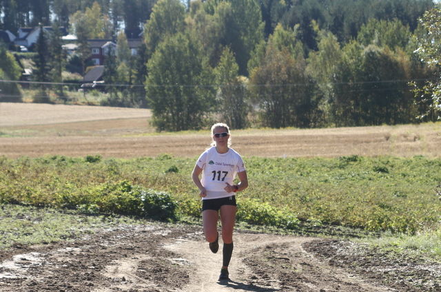 Marie Renée Gangsø fra Svea Skilag på veg til 2. plass i løpet i flott høstvær i 2015.