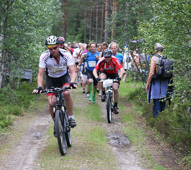 Fra starten i den 30. og aller siste Øverbygdajoggen i 2011 med syklister og løpere i skjønn forening ut fra start. (Foto: Nils Erling Myhr)