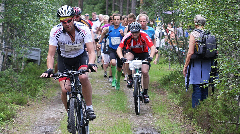 Fra starten i den 30. og aller siste Øverbygdajoggen i 2011 med syklister og løpere i skjønn forening ut fra start. (Foto: Nils Erling Myhr)