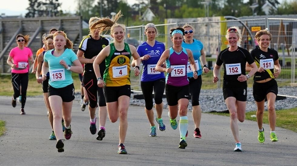 Bildet er fra 1. løp i årets UKI-karusell. Vi ser vinneren av femte løp, Helena Seland Myhre med nummerr 4 ved siden av Marianne Opsahl som ble nummer tre (foto: Bjørn Hytjanstorp).