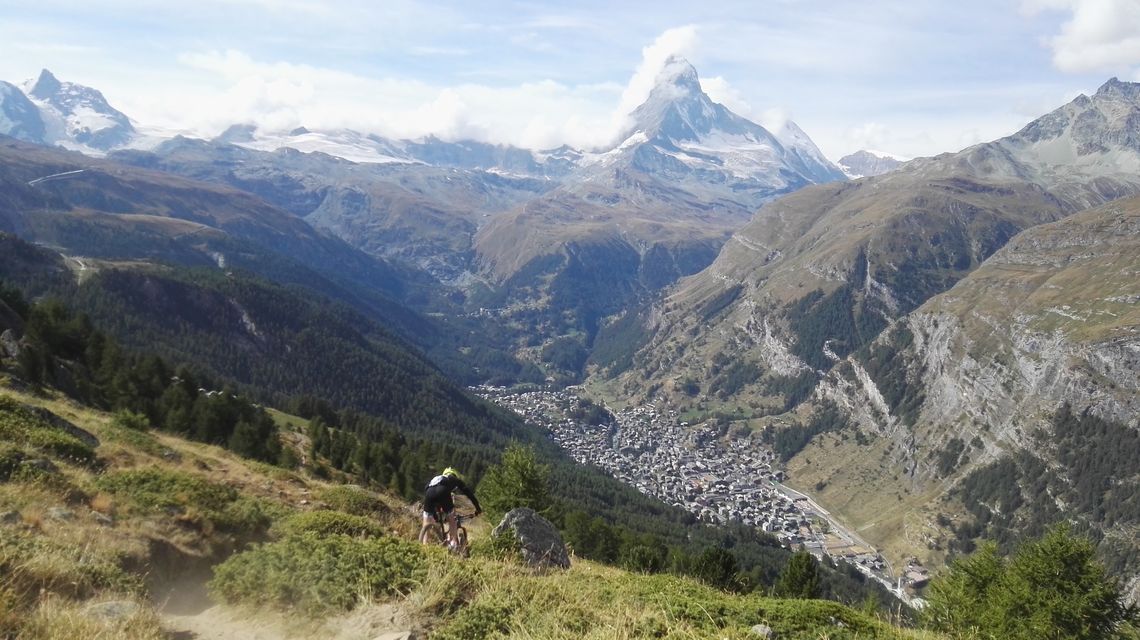 Nicolas Lemyre når han sykler ned mot Zermatt på den første etappen (privat foto).