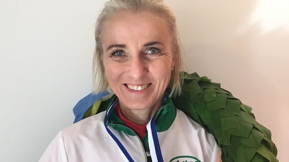 Grete Kirkeberg Mørk med laurbærkrans og gullmedalje for sin suverene  seier i Stockholm lørdag. (Foto: Privat)