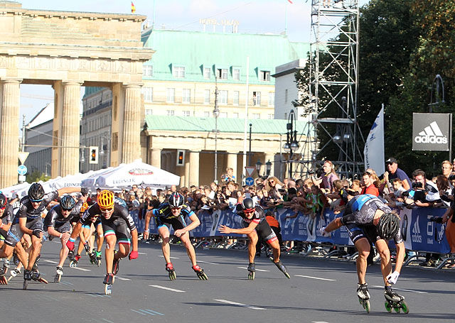Hele 34 løpere kom i samlet felt gjennom Brandenburger Tor, og det ble spennende oppløp. (Foto: Kjell Vigestad)