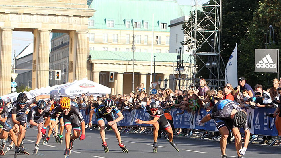 Hele 34 løpere kom i samlet felt gjennom Brandenburger Tor, og det ble spennende oppløp. (Foto: Kjell Vigestad)