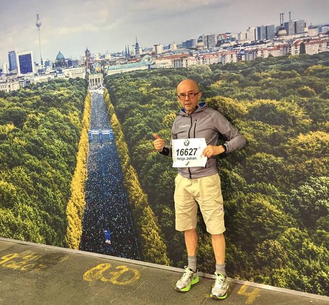 Veteran: Helge Fuglseth fotografert med startfeltet og Tiergarten i bakgrunnen. Helge er en av flere norske løpere som kan få en god plassering i veteranklassene. (Foto: privat)