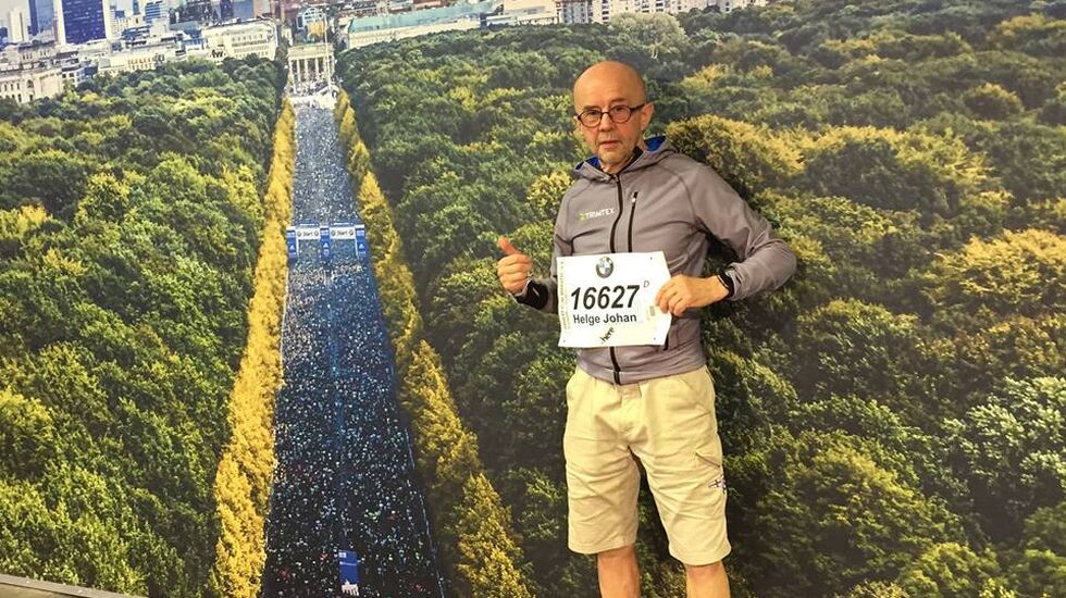 Veteran: Helge Fuglseth fotografert med startfeltet og Tiergarten i bakgrunnen. Helge er en av flere norske løpere som kan få en god plassering i veteranklassene. (Foto: privat)