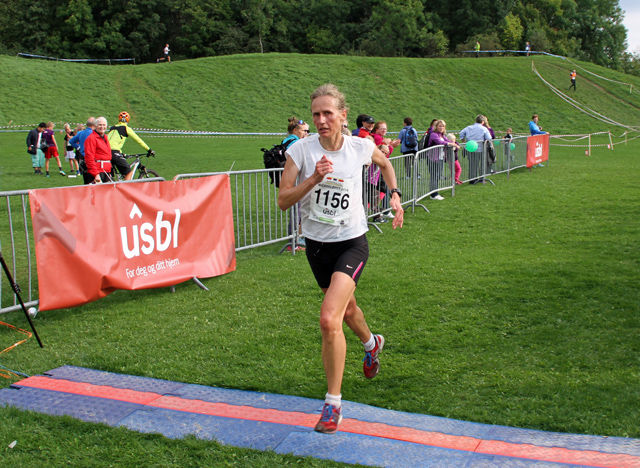Siri Størmer i mål som vinner på 11 km på tida 48.40. (Foto: Bjørn Hauge) Siri Størmer i mål som vinner på 11 km på tida 48.40. (Foto: Bjørn Hauge)