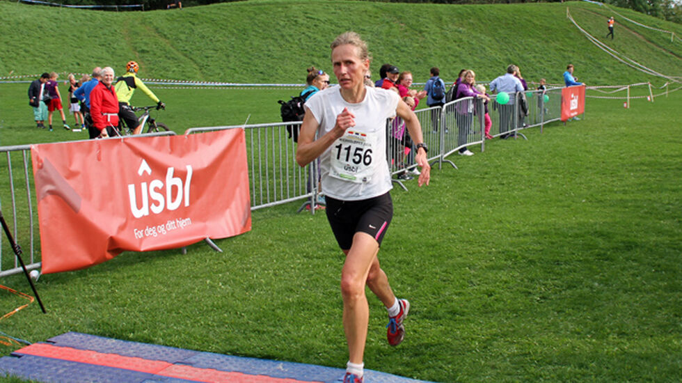 Siri Størmer i mål som vinner på 11 km på tida 48.40. (Foto: Bjørn Hauge)