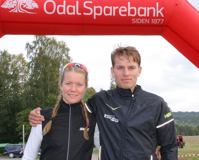 Årets løpsvinnere i Dølisjøen rundt: Marie Renee Gangsø og Ola Erling Korbøl. (Foto: Aashild V Solberg, Slåstad IL)