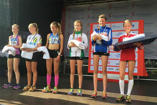 Pernille Karlsen Antonsen (til høyre) vant, og Emma Kirkeberg Mørk (nr. 2 fra høyre) ble nummer tre på 6 kilometeren i Lilla Lidingöloppet. (Foto: Jack Waitz) 
