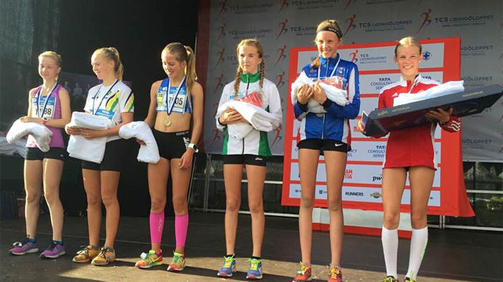 Pernille Karlsen Antonsen (til høyre) vant, og Emma Kirkeberg Mørk (nr. 2 fra høyre) ble nummer tre på 6 kilometeren i Lilla Lidingöloppet. (Foto: Jack Waitz) 