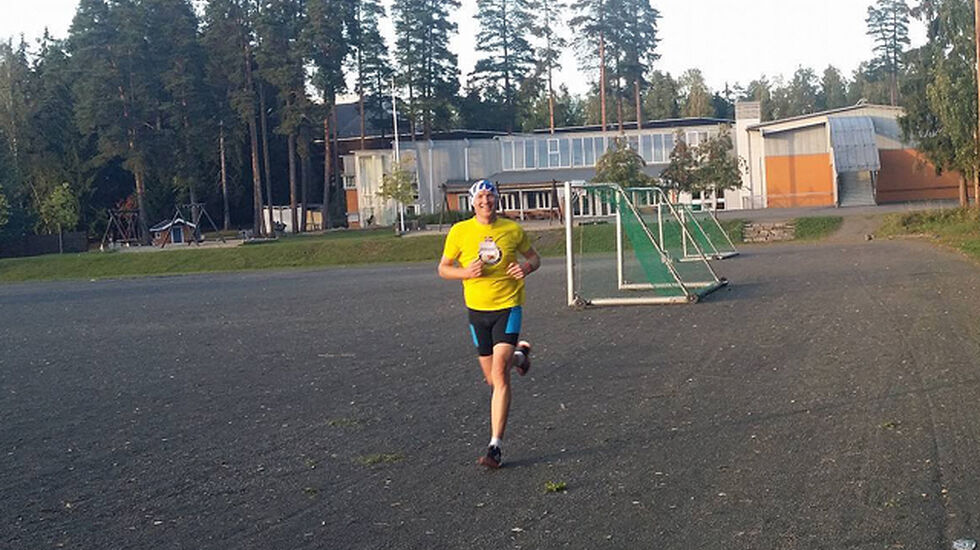 Henning Mortensen smilende i tet halvveis i det siste løpet på Greveløkka. (Foto: Miroslaw Baran)