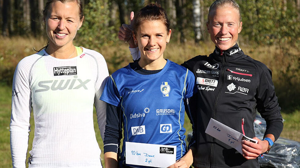 Marthe Katrine Myhre (til høyre) vant 10 kilometeren med Marte Flatlien (midten) på andreplass og Marte Pedersen på tredje. (Foto: Runar Gilberg) 