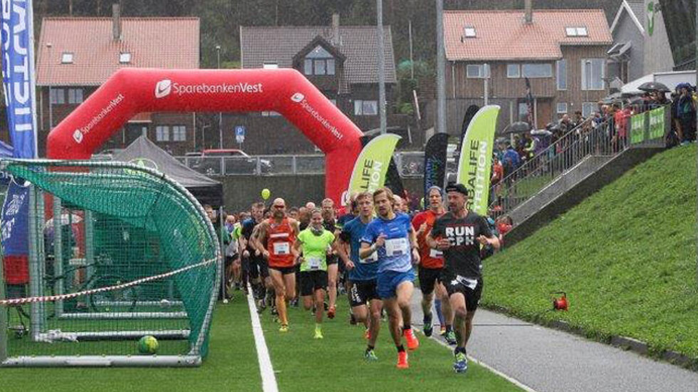 Starten for tredjeutgaven av Sandnes Halvmaraton har akkurat gått. (Foto: Ingolf Dale) 