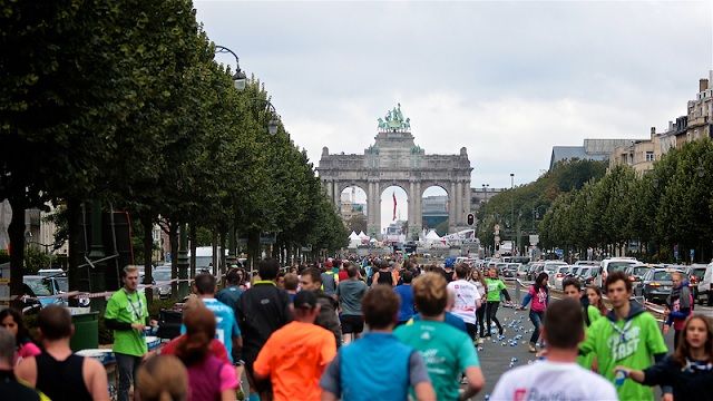 Fra årets Brussel Marathon som gikk i kjølig vær med litt regn. Deltagerne løper mot Triumfbuen i Jubelparken. (Foto: be.brussels)