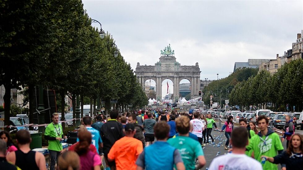 Fra årets Brussel Marathon som gikk i kjølig vær med litt regn. Deltagerne løper mot Triumfbuen i Jubelparken. (Foto: be.brussels)
