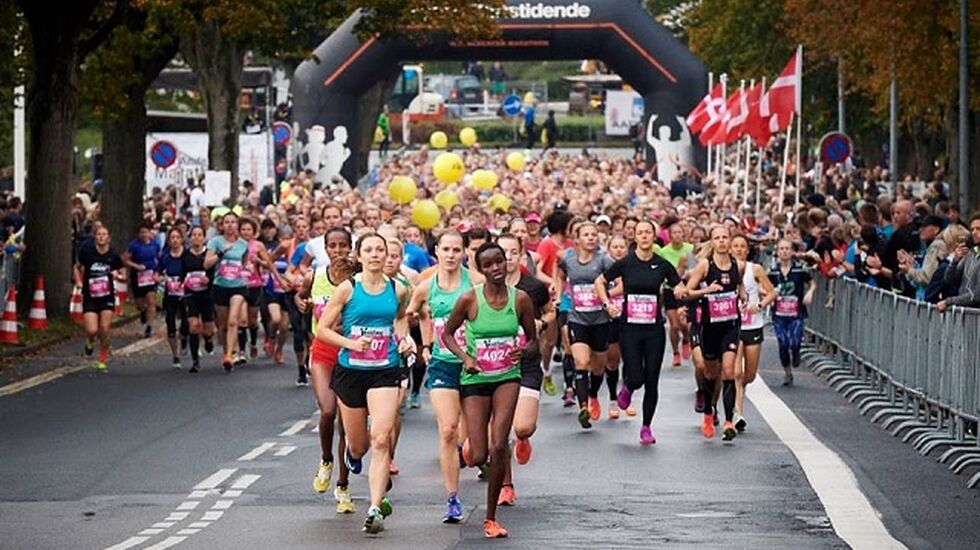 Fra starten av kvinnenes halvmaraton i årets H.C. Andersen Marathon (Foto: Flemming Wedell).
