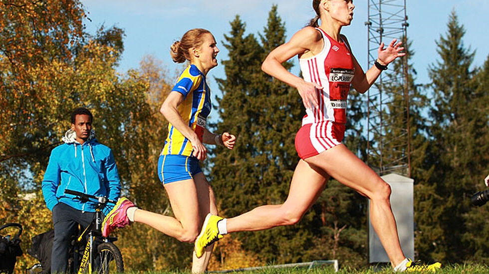 Duell: Jessica Gunnarsson og Hedi Pharo kjemper om seieren ipå 9,6 km i 2014. (Foto: Kjell Vigestad)