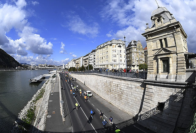 Budapest er kjent for sin arkitektur. Mye av den fikk deltakerne i Budapest Marathon sett på sin ferd gjennom byens gater. (Foto: Bjørn Johannessen)