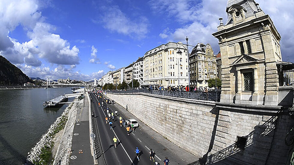 Budapest er kjent for sin arkitektur. Mye av den fikk deltakerne i Budapest Marathon sett på sin ferd gjennom byens gater. (Foto: Bjørn Johannessen)
