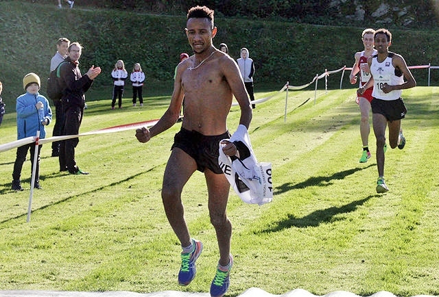 Tjalves Senay Fissehatsion kan juble over NM-seier i Rindal. Bak ser vi Okubamichael Fissehatsion og Sondre Nordstad Moen.
