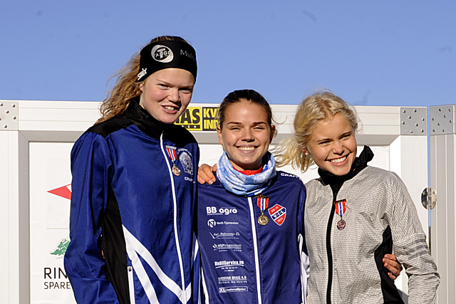 Stine Wangberg kan juble over at hun kan kalle seg juniornorgesmester. Mariann Roe (t.v.) og Christine Næss jubler også.