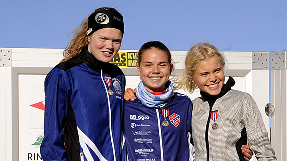 Stine Wangberg kan juble over at hun kan kalle seg juniornorgesmester. Mariann Roe (t.v.) og Christine Næss jubler også.