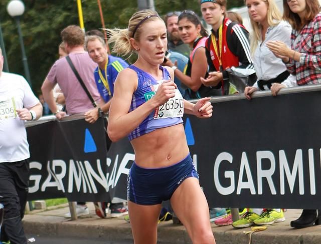 Karoline Bjerkeli Grøvdal skal løpe Rosa Sløyfe-løpet. På bildet er hun nesten i mål på 10 for Grete i Oslo 2015 (foto: Kjell Vigestad).