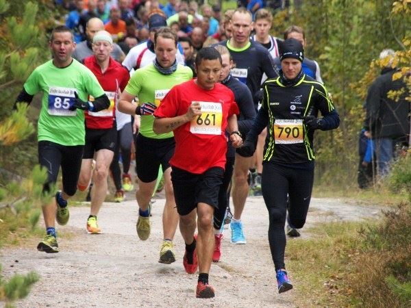 Rett etter start i årets Fredrikstadmark Rundt. 661 Ozzy Gurung og 790 Sondre Fylling er allerede i tet (foto: Rolf B. Gundersen).