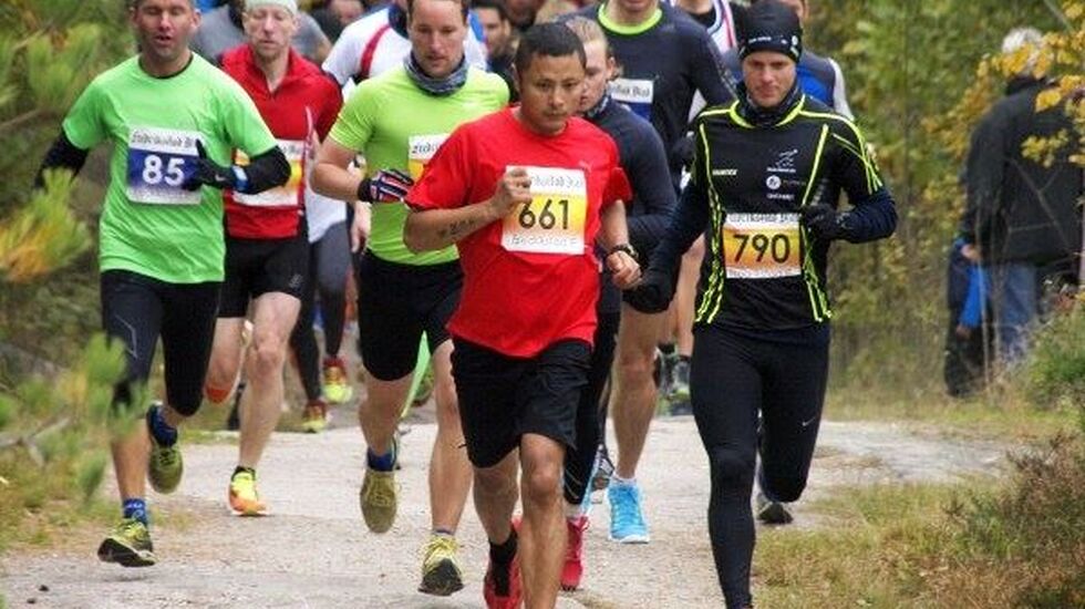 Rett etter start i årets Fredrikstadmark Rundt. 661 Ozzy Gurung og 790 Sondre Fylling er allerede i tet (foto: Rolf B. Gundersen).