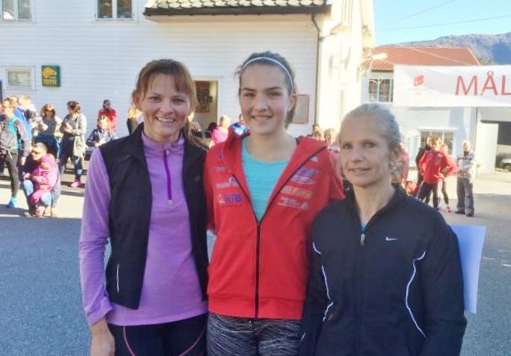 Dei tre beste damene med vinnaren Marianne Feidje Medje i midten, flankert av Mirjam Mjelde til høgre og Marianne Kalleklev Haukøy til venstre (foto: Vidar Simmenes).