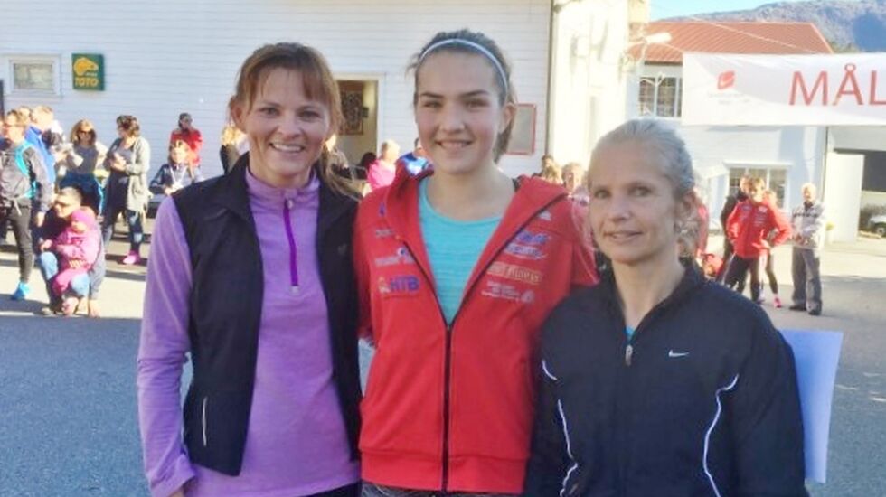 Dei tre beste damene med vinnaren Marianne Feidje Medje i midten, flankert av Mirjam Mjelde til høgre og Marianne Kalleklev Haukøy til venstre (foto: Vidar Simmenes).