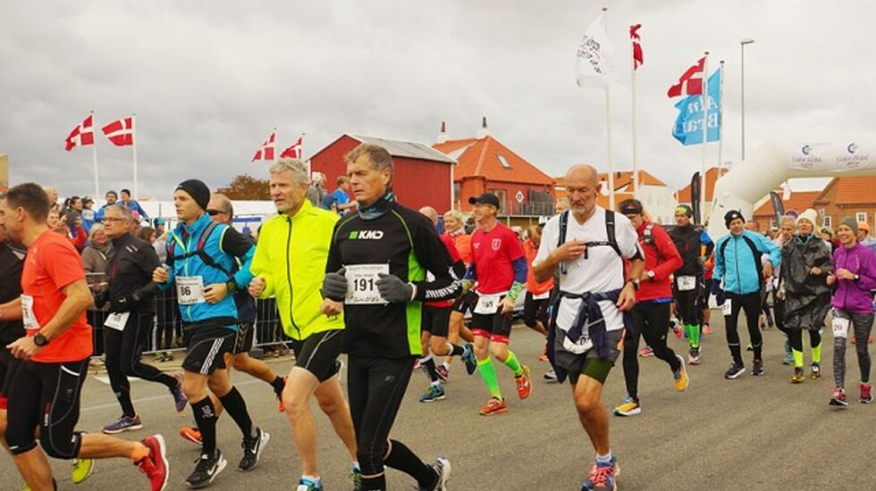 Flaggene vaier friskt i vinden når maratonløpere legger i vei i Skagen (Foto: Carsten Vestergaard).