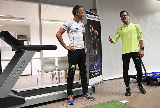 Anders Aukland, her sammen med Henrik Ingebrigtsen, gir treningstips til besøkende hos Sportsmasterr. Foto: Bjørn Johannessen)