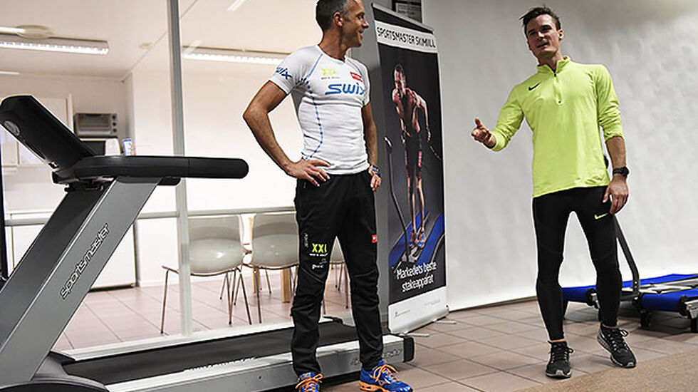 Anders Aukland, her sammen med Henrik Ingebrigtsen, gir treningstips til besøkende hos Sportsmasterr. Foto: Bjørn Johannessen)