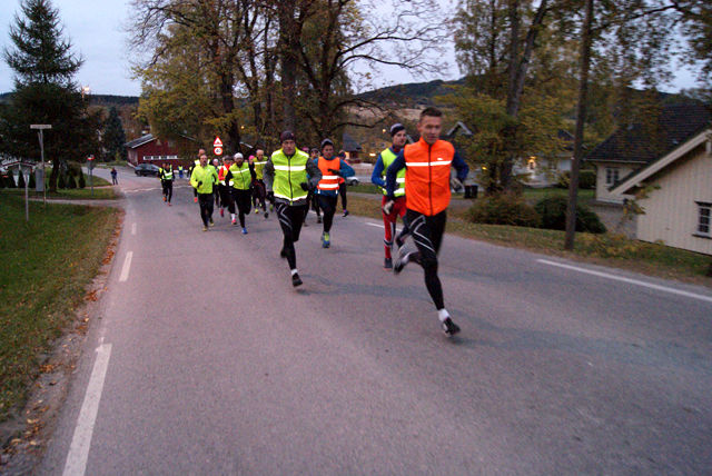 Gard Ringstad i tet fra start i årets første løp i Snøkuten. (Foto: Stein Arne Negård)