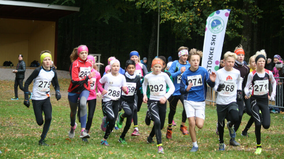 Starten har gått på 2,4 km for jenter og gutter 13 år