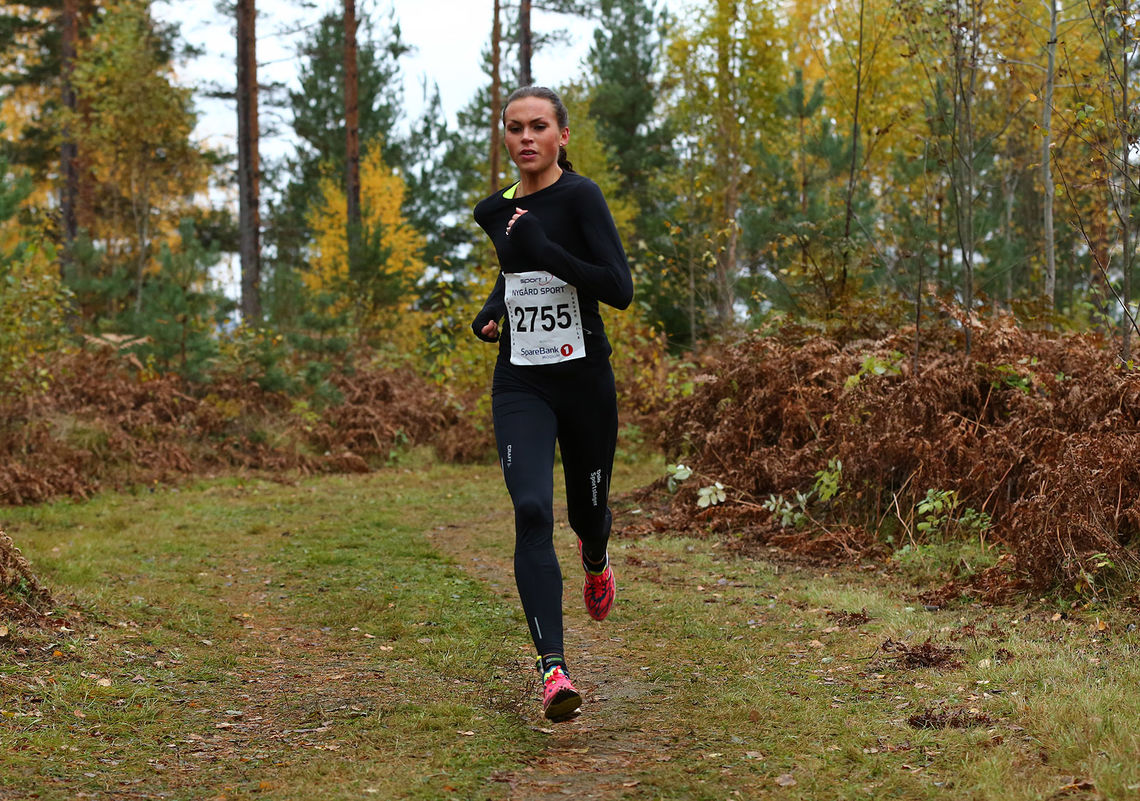 Veronika Blom alene i tet på 10 km (foto: Bjørn Hytjanstorp).