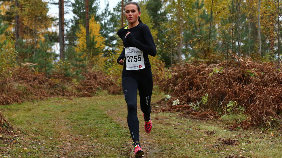 Veronika Blom alene i tet på 10 km (foto: Bjørn Hytjanstorp).
