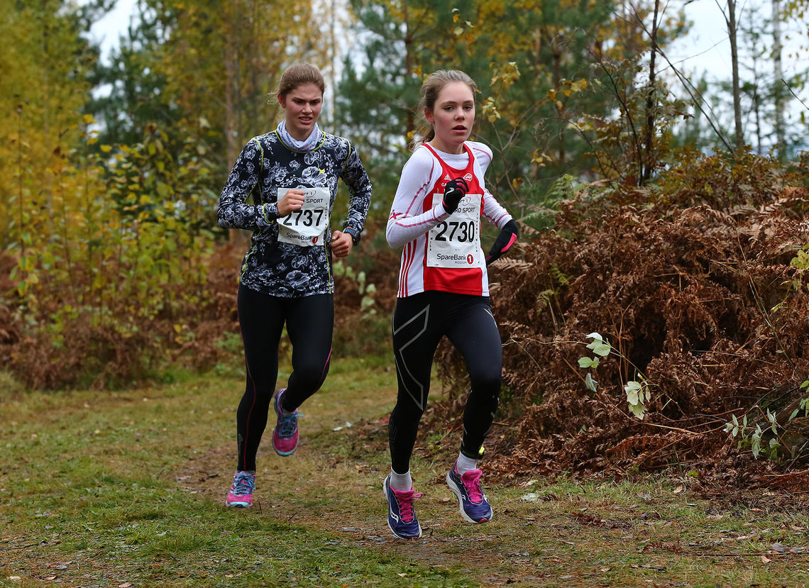 Fra 10 km i 2016-løpet; Emilie Moe og Amalie Honerud Olsen. (Foto: Bjørn Hytjanstorp)