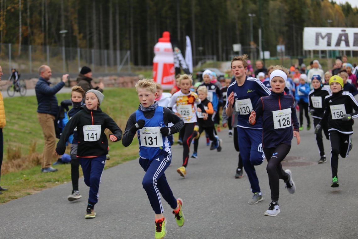Fra starten på 5 km. Vi ser bl.a. 13 åringen Erlend Janborg med nr 131 som var raskest av alle på 5km (arrangørfoto).