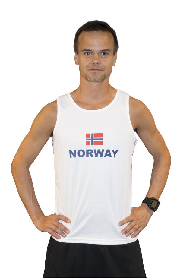 NORGE-SINGLET-mann-foran