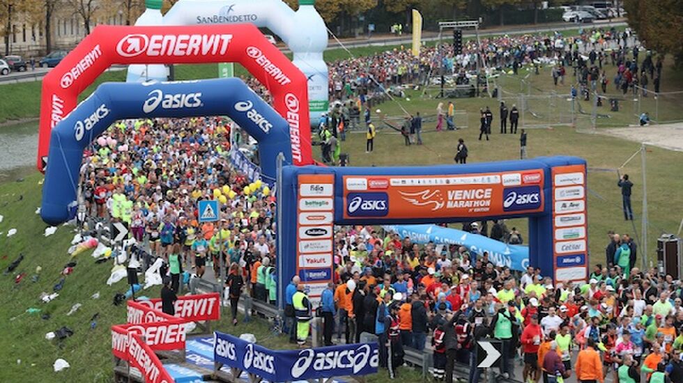 Fra starten av årets Venezia Marathon ved Villa Pisani i Stra (Arrangørfoto)