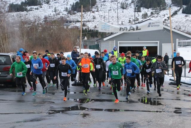 Starten på det fjerde og siste løpet i Grimstadvatnet Rundt 6. februar 2016. Som vi ser var det nullføre med litt snø og slaps. Foto: arrangør 
