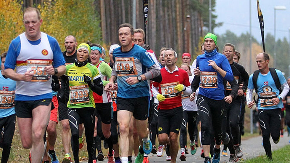 Under 40 minutter? Det er veldig mange som fortsatt følger fartsholderne for 40 minutter i sluttid når det bare er 300 m igjen til mål. (Foto: Kjell Vigestad)